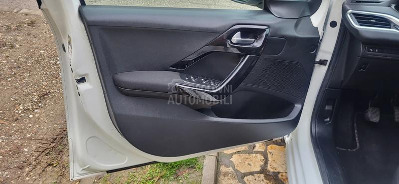 Peugeot 208 1.4 HDI LED-N.A.V.I
