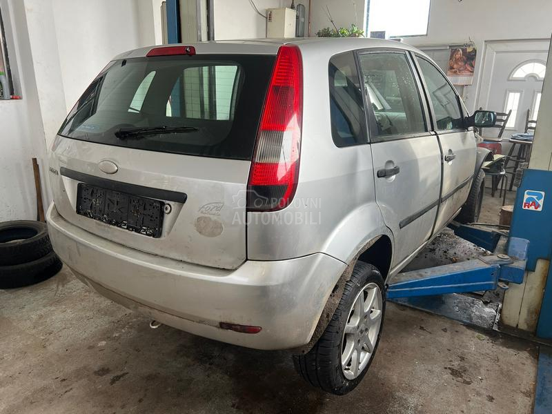 Ford Fiesta 1.3 2004. god. -  kompletan auto u delovima