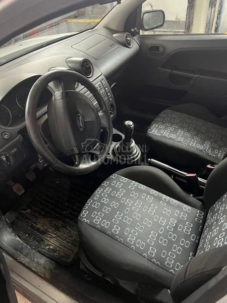 Ford Fiesta 1.3 2004. god. -  kompletan auto u delovima