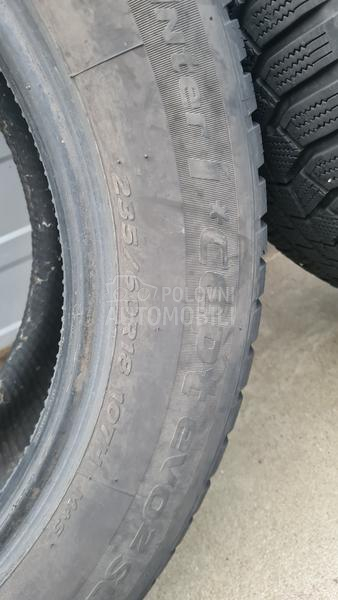 Hankook 235/60 R18 Zimska