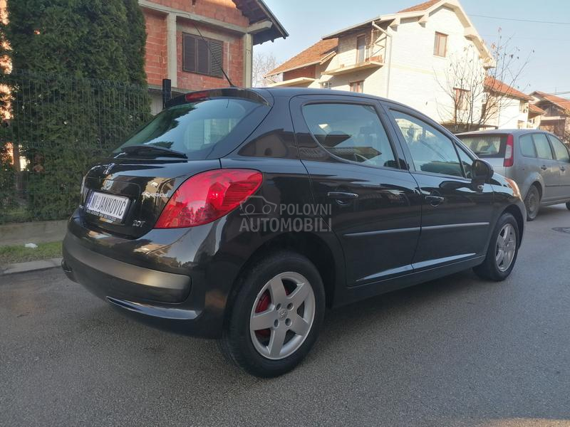 Peugeot 207 1.4i EDITION CH