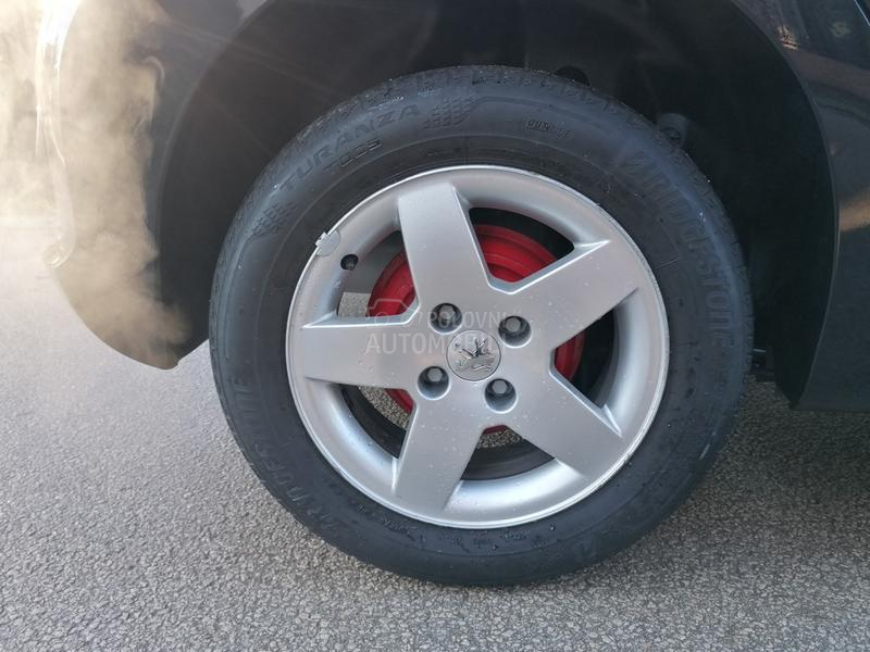 Peugeot 207 1.4i EDITION CH