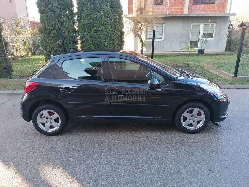 Peugeot 207 1.4i EDITION CH