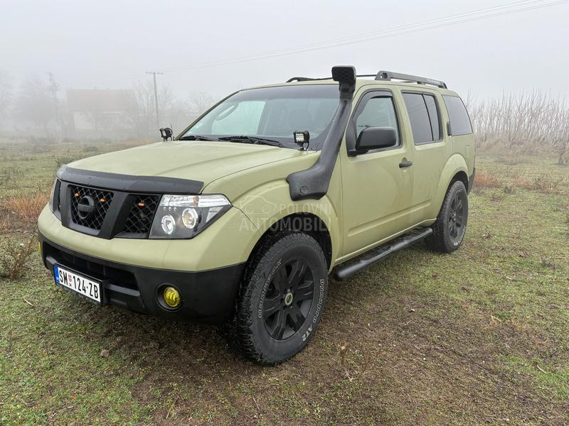 Nissan Pathfinder Army Edition