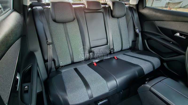 Peugeot 3008 1.5d 131 Allure/Led