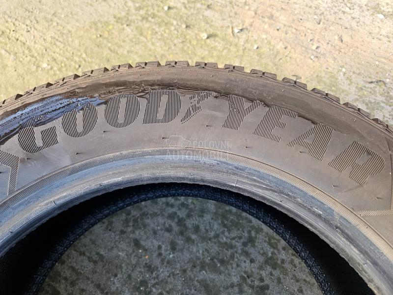 Goodyear 215/60 R16 Zimska