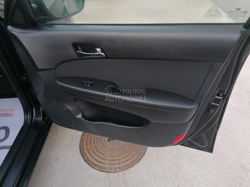 Hyundai i30 1.6i ILIKE LINE CH