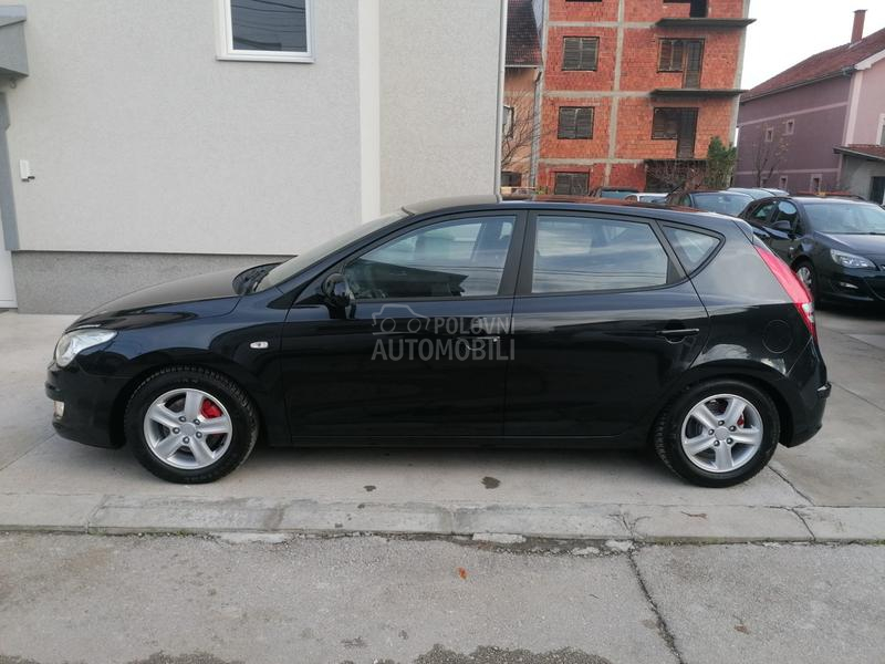 Hyundai i30 1.6i ILIKE LINE CH