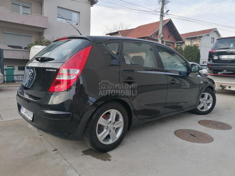 Hyundai i30 1.6i ILIKE LINE CH