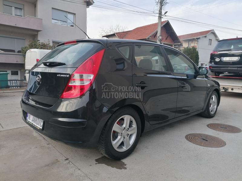 Hyundai i30 1.6i ILIKE LINE CH