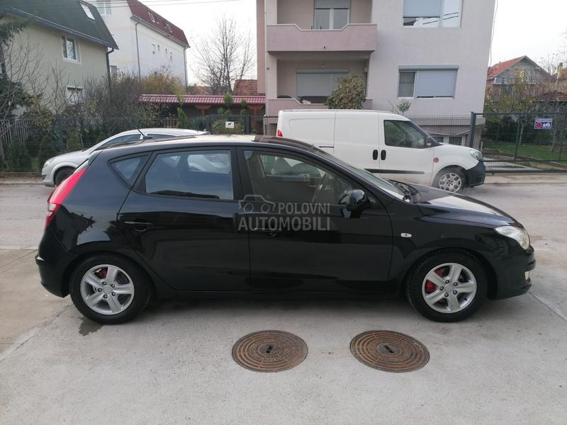 Hyundai i30 1.6i ILIKE LINE CH