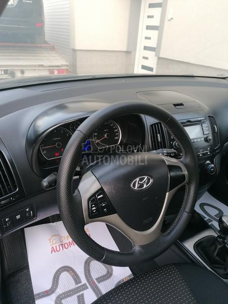 Hyundai i30 1.6i ILIKE LINE CH