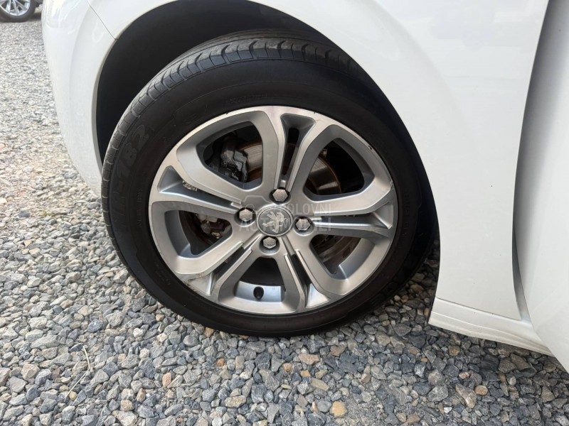 Peugeot 208 1.2 b