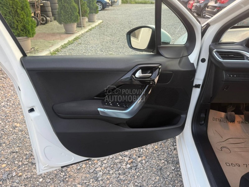 Peugeot 208 1.2 b