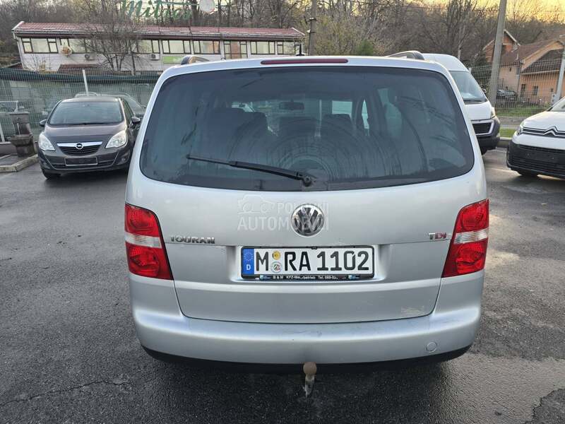 Volkswagen Touran sa tablama