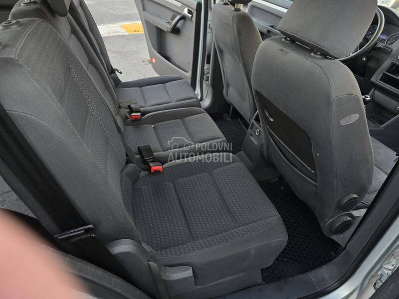 Volkswagen Touran sa tablama