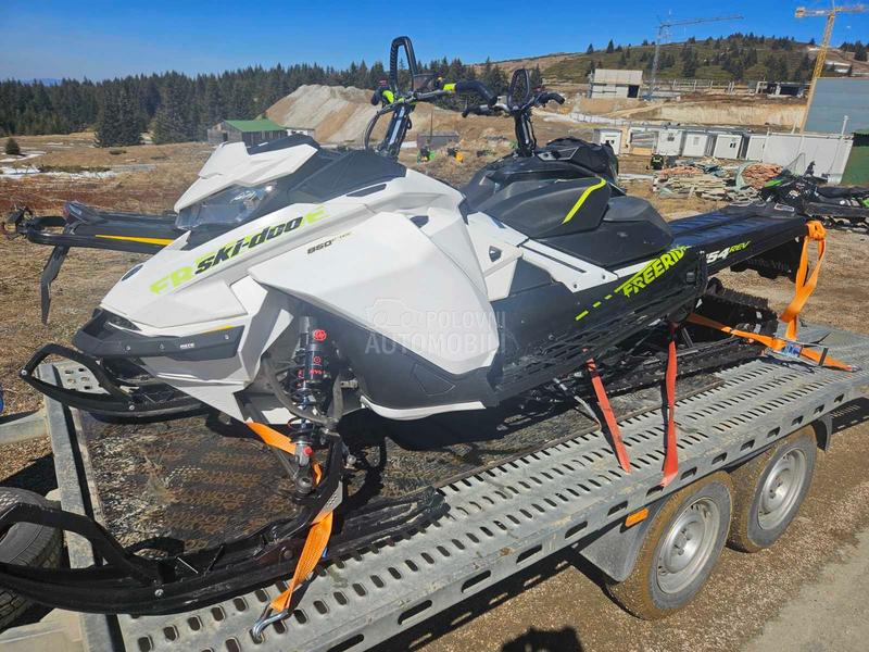 Bombardier ski dooFreeride  Summit