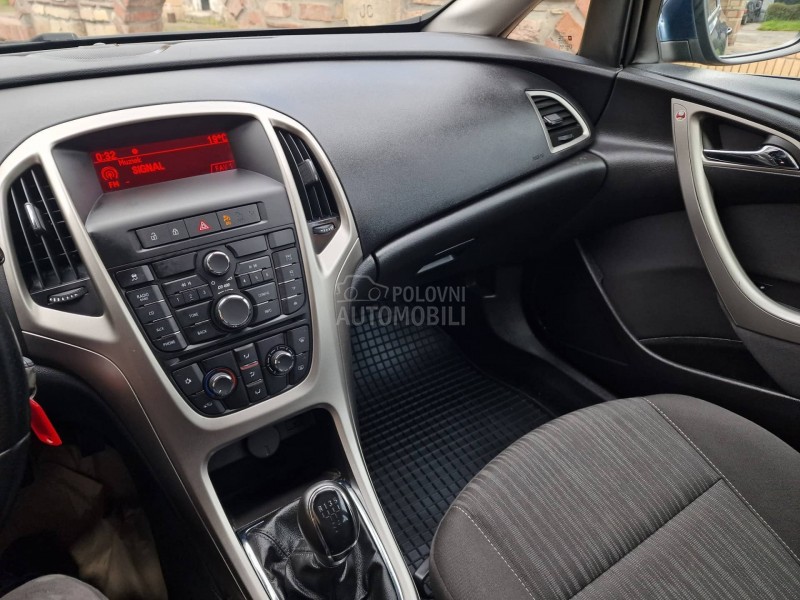 Opel Astra J 1.6 B E N Z I N