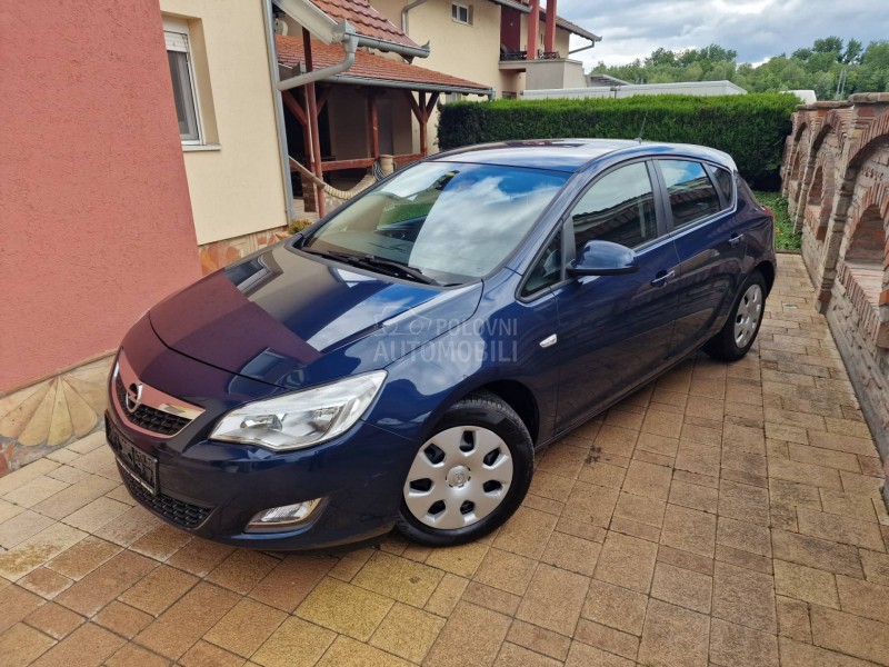 Opel Astra J 1.6 B E N Z I N