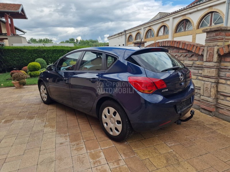Opel Astra J 1.6 B E N Z I N
