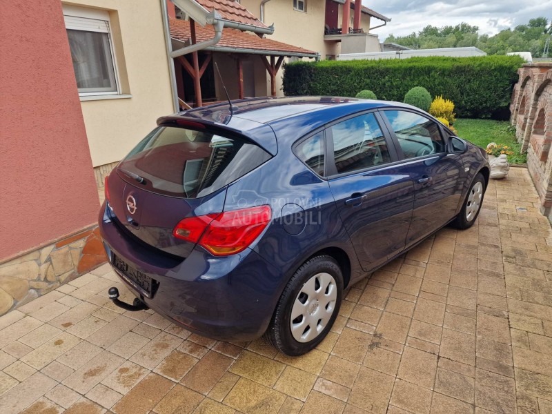 Opel Astra J 1.6 B E N Z I N