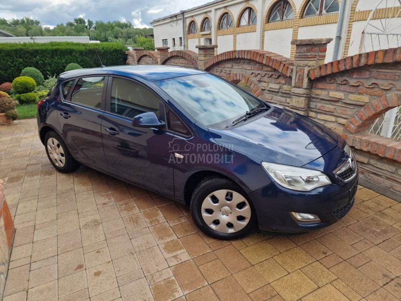 Opel Astra J 1.6 B E N Z I N
