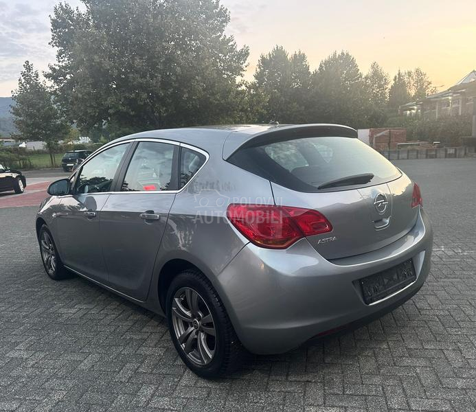 Opel Astra J 1.6//COSMO//