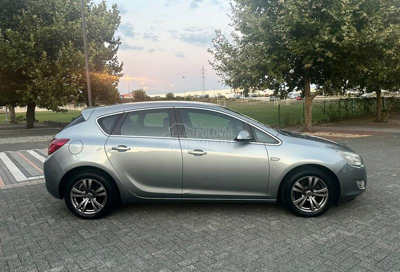 Opel Astra J 1.6//COSMO//