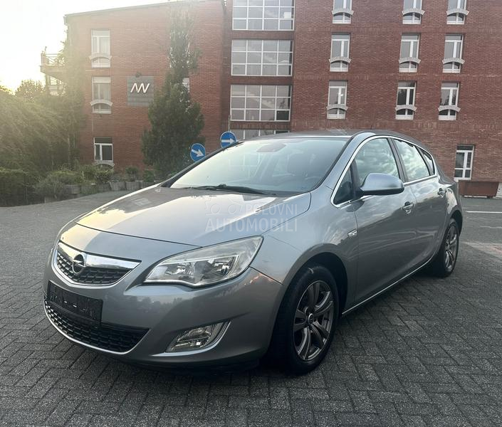 Opel Astra J 1.6//COSMO//