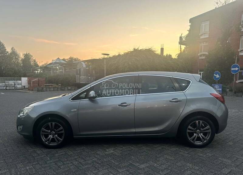 Opel Astra J 1.6//COSMO//