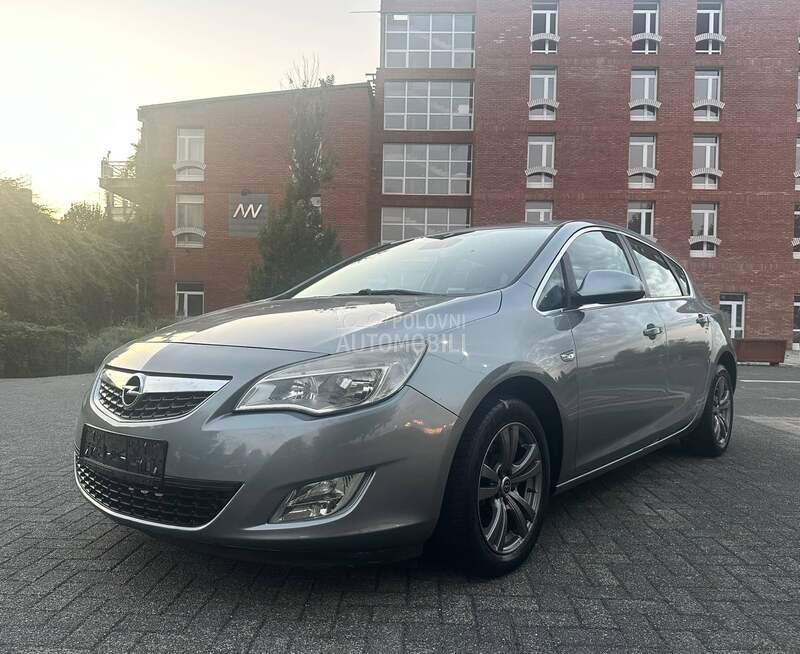 Opel Astra J 1.6//COSMO//