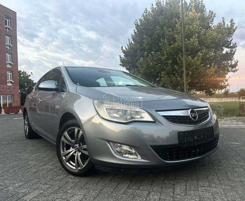 Opel Astra J 1.6//COSMO//