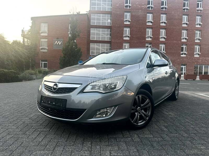 Opel Astra J 1.6//COSMO//