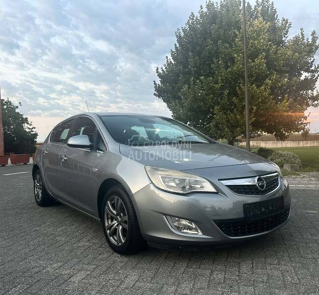 Opel Astra J 1.6//COSMO//