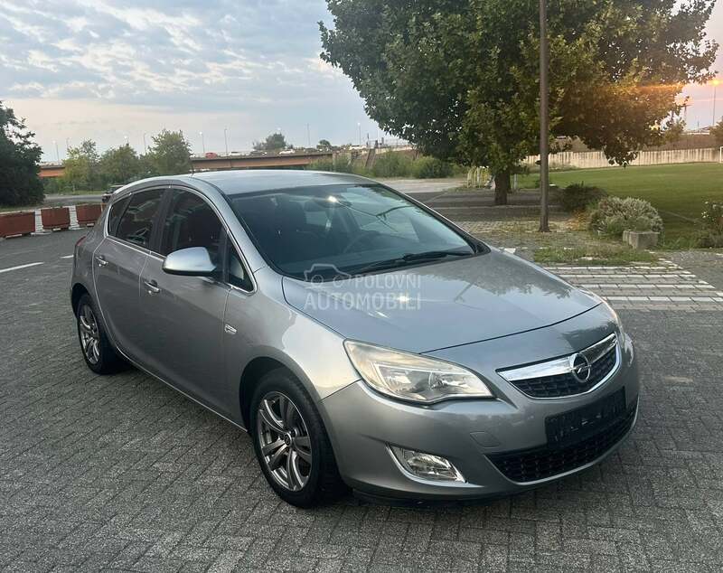 Opel Astra J 1.6//COSMO//