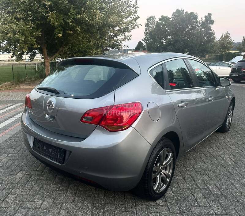 Opel Astra J 1.6//COSMO//