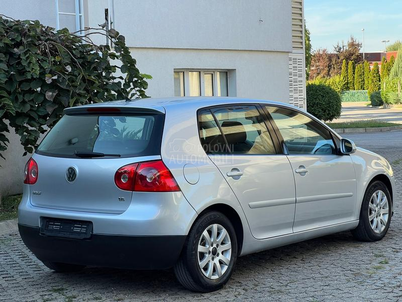 Volkswagen Golf 5 1.6B S A L O N