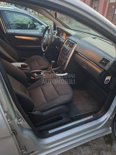 Mercedes Benz B 180 