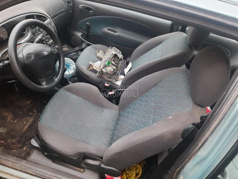 Ford Fiesta 2000. god. -  kompletan auto u delovima
