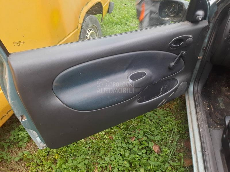 Ford Fiesta 2000. god. -  kompletan auto u delovima