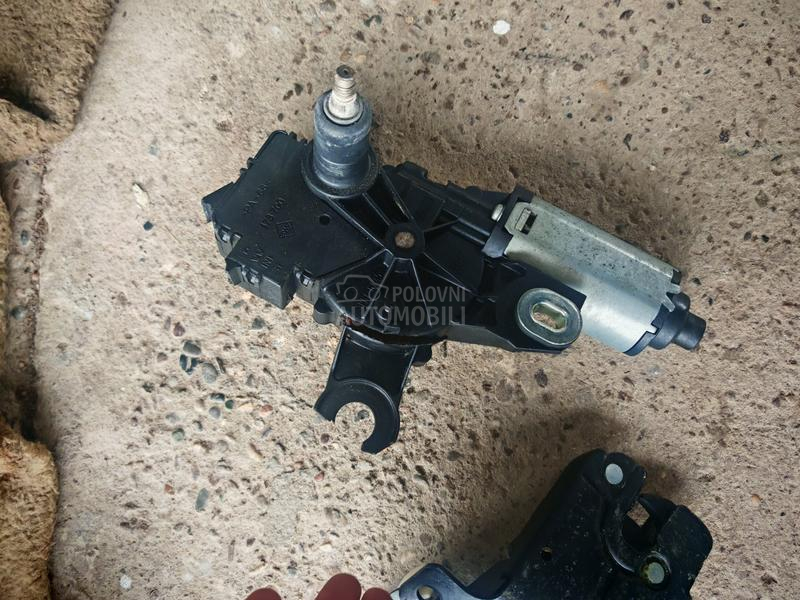 motorić zadnjeg brisača