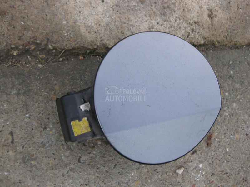 Poklopac rezervoara sa cepom