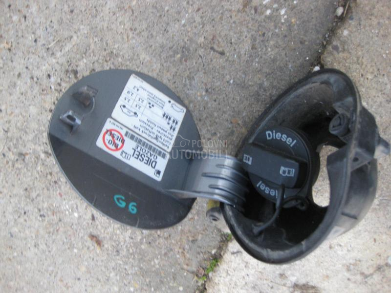 Poklopac rezervoara sa cepom