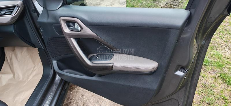 Peugeot 2008 1.6HDI CH PREMIUM