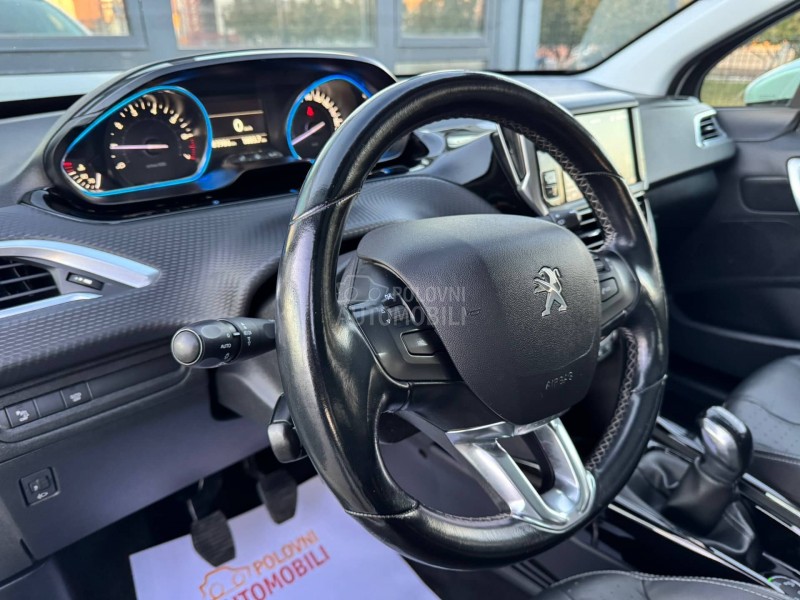 Peugeot 2008 Feline/Pano/Perla