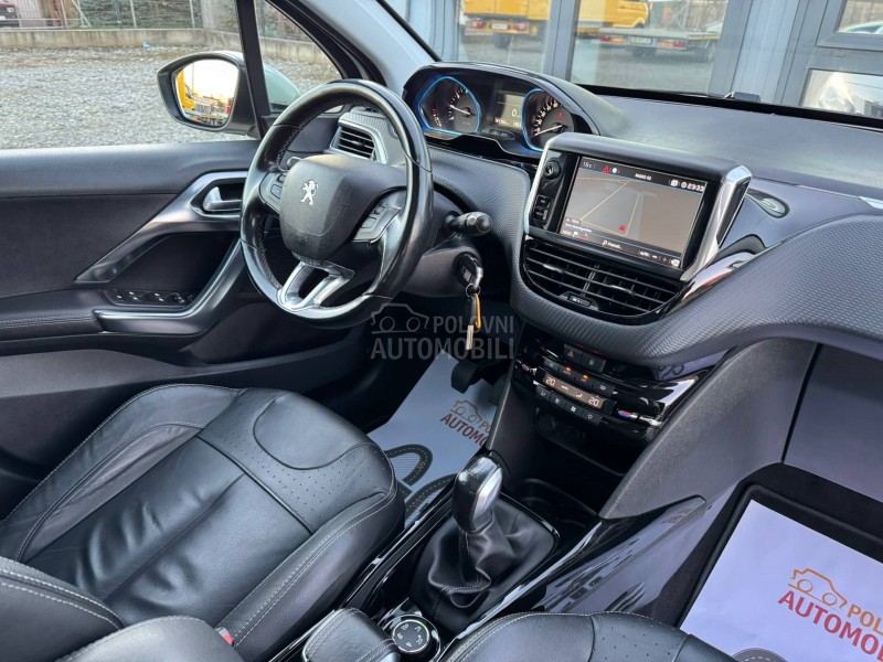 Peugeot 2008 Feline/Pano/Perla