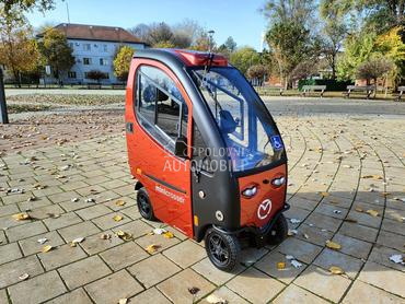 El. skuter sa kabinom