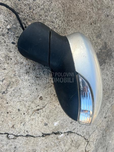 prednji levi retrovizor