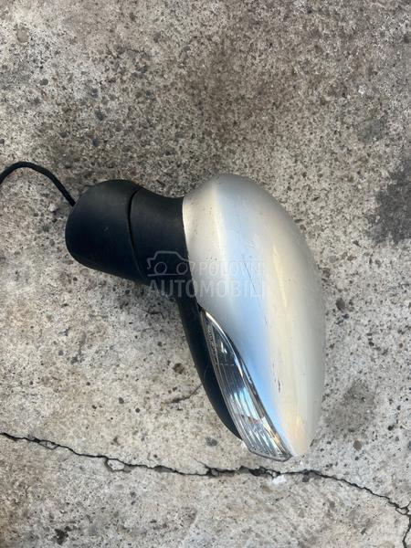 prednji levi retrovizor