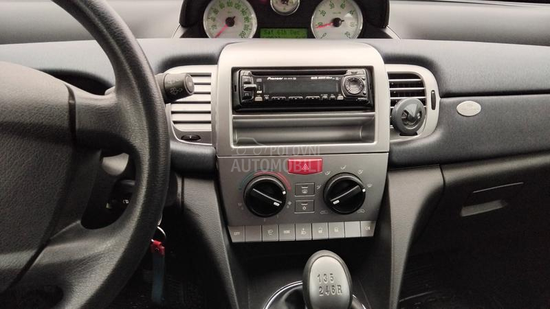 Lancia Ypsilon 1.4-16v